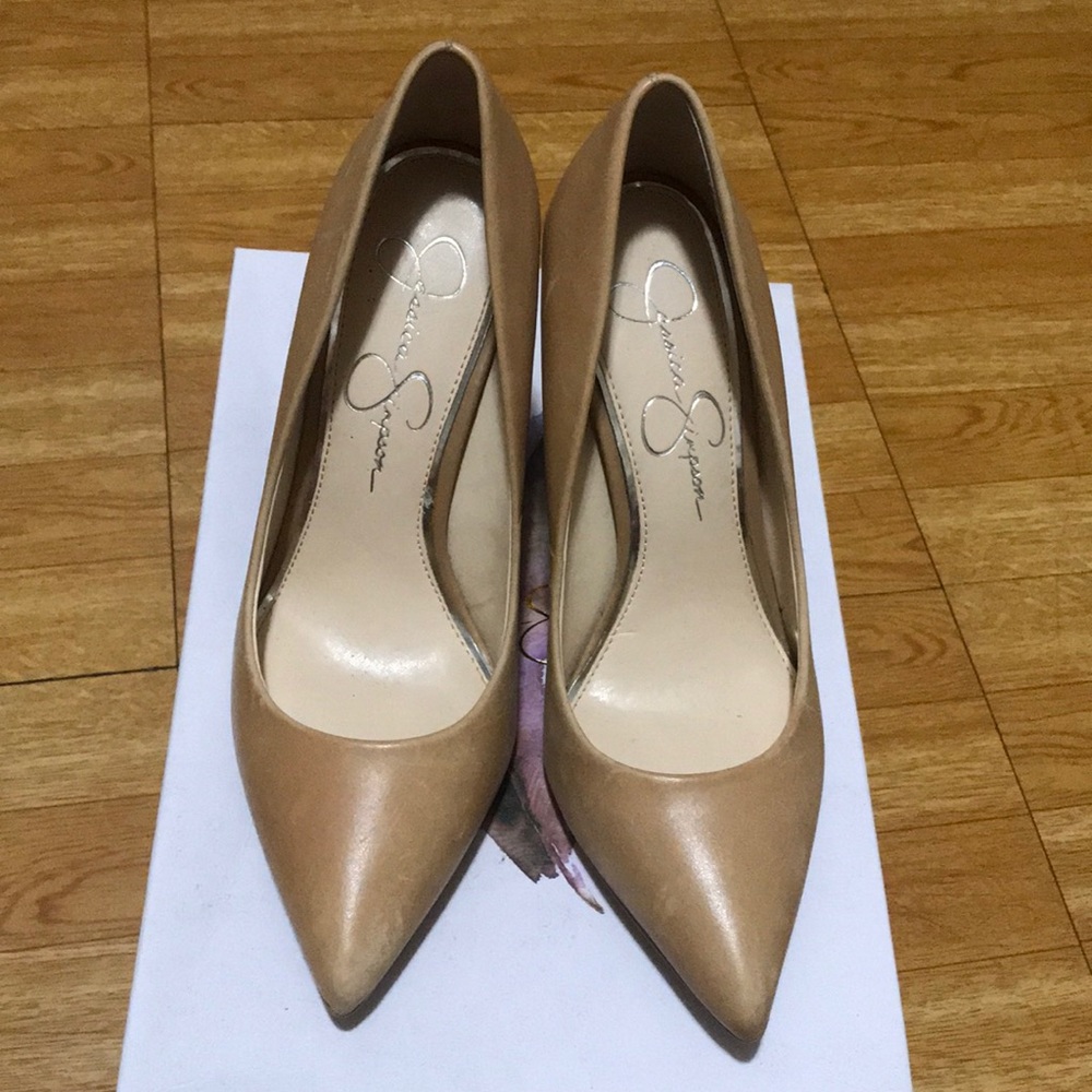 Jessica Simpson beige pumps SZ.7